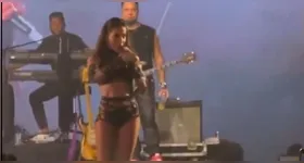 A cantora lançou um "fecho" em um fã durante um show realizado em Timbau do Sul, no Rio Grande do Norte.