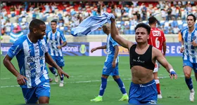 Esli García comemora gol marcado na vitória de virada sobre o Vila Nova, pela última rodada da Série B 2024.