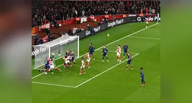 Imagem ilustrativa da notícia Arsenal vence United com gol de bumbum. Veja o vídeo