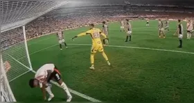 Momento em que Borja apanha o terço de Everson dentro do gol do Atlético-MG.