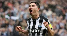 Miguel Almirón comemora gol marcado pelo Newcastle, no Campeonato Inglês.