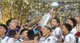 Jogadores do Botafogo erguem a taça da Libertadores 2024.