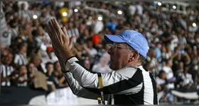 John Textor interage com a torcida botafoguense durante partida no Engenhão.