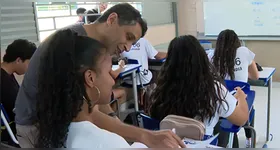 A proibição ao uso de celular e outros dispositivos eletrônicos móveis vale em todo o ambiente escolar, incluindo intervalos