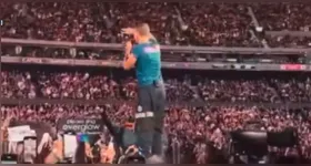 Chris Martin, vocalista do Coldplay, assustou seus fãs depois de ter sofrido um acidente durante um show realizado na Austrália neste domingo (03)