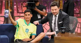 Momento em que Luva de Pedreira fez ligação por vídeo para Pogba durante o programa The Noite, no SBT.