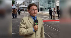 Familiares e amigos se reuniram para prestar últimas homenagens ao jornalista Dinan Laredo.
◀