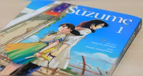 A jornada de Suzume começa com uma porta misteriosa que mudará tudo.