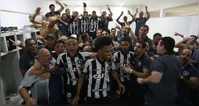 Jogadores do Botafogo comemoram título da Libertadores no vestiário do Monumental de Núñez.