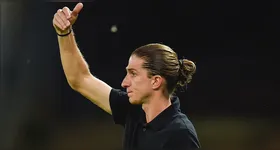 Filipe Luís orienta jogadores durante a vitória do Flamengo sobre o Cuiabá.