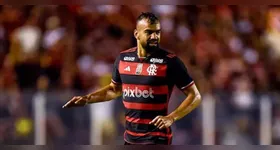 Fabrício Bruno em ação com a camisa do Flamengo.