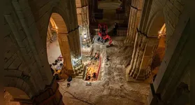 A escadaria esquecida levou a um jazigo que ficou escondido por séculos, revelando vidas e histórias que antes estavam apagadas.