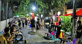 À noite, a avenida fica completamente lotada.