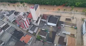 Mais de 1.300 pessoas são afetadas pelas chuvas em Santa Catarina.