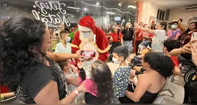 Crianças, adolescentes e até mesmo adultos aguardavam com entusiasmo pela chegada do Papai Noel e duende na recepção e na frente da instituição.