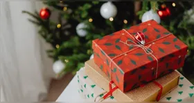 Cartões, doces, cestas... Tudo pode ser uma boa lembrança para o natal.