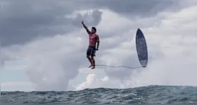 A imagem com o brasileiro indicando o "número 1" com o dedo foi fotografada logo após a onda que garantiu nota 9,90 a Medina, que avançou na competição e, posteriormente, conquistou a medalha de bronze na Olimpíada de Paris.