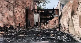 O incêndio aconteceu no dia 31 de dezembro, quando três casas de madeira foram completamente consumidas pelas chamas