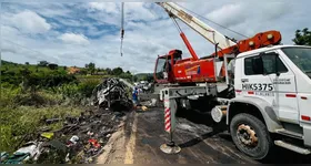 Durante o trajeto, o ônibus estourou o pneu e o motorista perdeu o controle da direção batendo contra uma carreta.