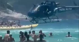 Em um vídeo que circula nas redes sociais, é possível ver que a aeronave da PM sobrevoa uma faixa rasa do mar.