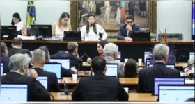 A PEC ainda precisa ser aprovada o plenário da Câmra em dois turnos, por três quintos dos votos e em seguida deverá seguir para o Senado.