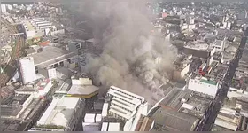 17 viaturas e 40 bombeiros foram enviados para tentar conter chamas no shopping de comércio popular, localizado na Rua Barão de Ladário.