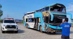 Um ônibus capotou em Xinguara, deixando uma pessoa morta e 10 feridas. Perícia criminal é realizada para determinar as causas do acidente.