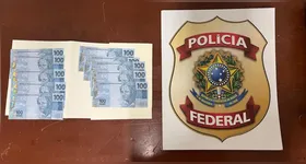 Polícia Federal realizou a prisão em flagrante após flagrar o destinatário recebendo 10 cédulas falsas de 100 reais pelos Correios. Crime prevê pena de até 12 anos de reclusão.