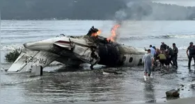 Aeronave tentou pousar no aeroporto estadual de Ubatuba, no litoral norte de São Paulo, ultrapassou a pista e explodiu na praia do Itaguá, na manhã de quinta-feira.