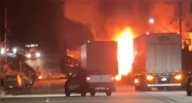 A colisão envolveu um ônibus que seguia de São Paulo para Vitória da Conquista, na Bahia, um carro e uma carreta carregada de pedras.