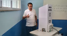 Senador Jader Barbalho vota em escola de São Brás, em Belém.