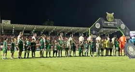 Palmeiras conta com o tropeço do rival e assume a liderança do Brasileirão