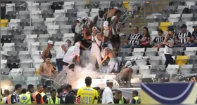 A bomba atingiu o pé direito do fotógrafo, que teve que passar por uma cirurgia.