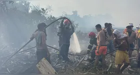 Incêndio atinge casas no bairro da Condor, em Belém, neste domingo (10).