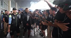 Torcedores botafoguenses foram ao Aeroporto do Galeão para comemorar a classificação à final da Libertadores.