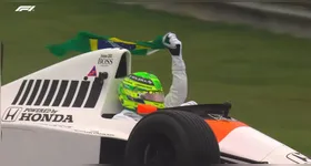 Lewis Hamilton pilotou em Interlagos a icônica McLaren MP4/5B, carro que garantiu o bicampeonato de Ayrton Senna na F1 em 1990.