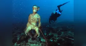 A estátua foi achada dentro d'água com uma corda presa na cintura