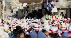 Fiéis descalços e vestidos de marujos lotaram as ruas no tradicional festival