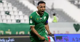 Meia Dodô comemora gol pelo Kazma SC, do Kuwait.