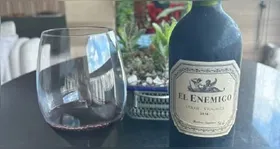 Ex-presidente do Náutico postou imagem do vinho chileno "El Enemico" (O Inimigo) para celebrar  vitória na Justiça do Trabalho contra Hélio dos Anjos.