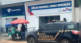 . Foram cumpridos três mandados de busca e apreensão, autorizados pela Justiça Federal após pedido da Polícia Federal.