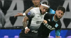 Memphis Depay disputa jogada no jogo de ida entre Corinthians e Racing pelas semifinais da Sul-Americana.