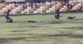 Após o impacto de um raio em jogador, diversos outros atletas desabaram no gramado.