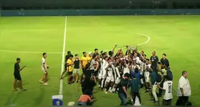 Azulinos da sub-17 comemoraram o título conquistado dentro do Baenão