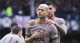 Richarlison entrou bem no jogo contra o Aston Villa, mas acabou saindo de campo após sentir a coxa esquerda.