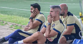 Rodrigo Santana com a comissão técnica observam o time sub-20 do Remo durante treino