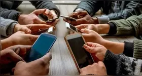 Tramita na Câmara dos Deputados um Projeto de Lei que proíbe o uso de celulares e aparelhos afins nas escolas e até faculdades.