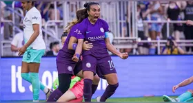 Marta vibra após marcar o gol decisivo que garantiu ao Orlando Pride sua primeira final na NWSL.