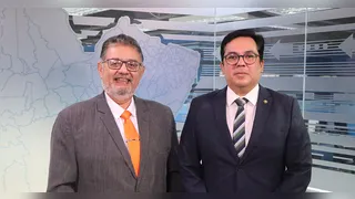 Dr. Paulo Barradas e o defensor público Cássio Bitar no estúdio da RBA TV.