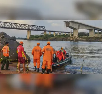 Imagem ilustrativa da imagem Oito mortes são confirmadas após queda de ponte